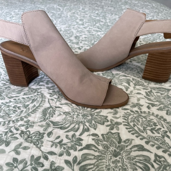 Franco Sarto Open Toe Suede Heels with Velcro Closure - Size 7.5 - Picture 2 of 5
